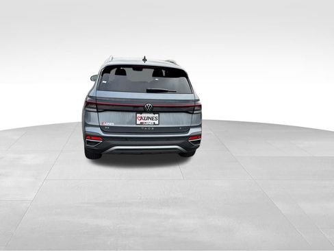 Used 2025 Volkswagen Taos SE image 8
