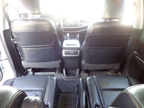 Used 2016 Toyota Highlander XLE AWD/4WD image 24