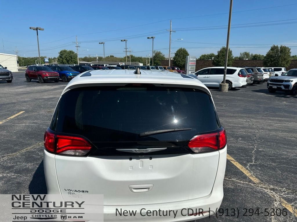 Used 2022 Chrysler Voyager LX FWD image 4