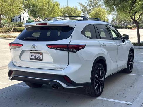 Used 2021 Toyota Highlander XSE AWD/4WD image 3