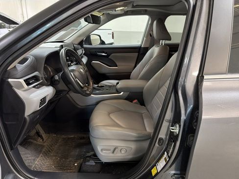 Used 2023 Toyota Highlander XLE image 6