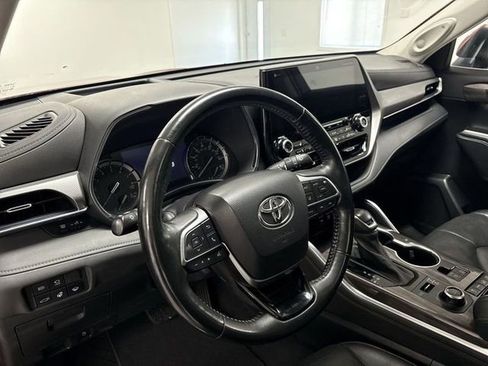 Used 2021 Toyota Highlander Limited image 8