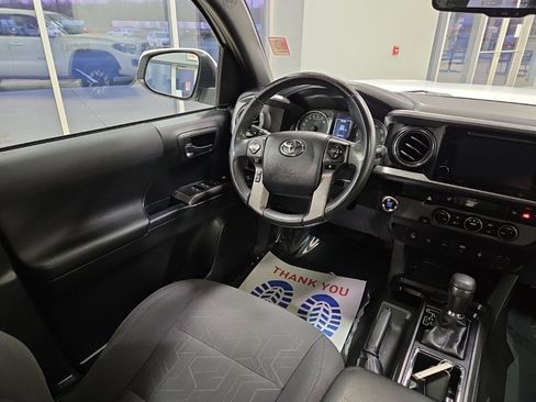 Used 2017 Toyota Tacoma TRD Off-Road w/ Premium & Technology Package image 17