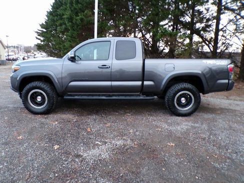 Used 2020 Toyota Tacoma TRD Sport image 2