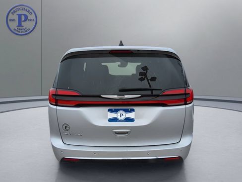 Used 2024 Chrysler Pacifica Touring-L FWD image 6
