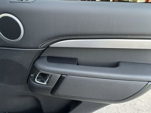 Used 2024 Land Rover Discovery Dynamic SE image 28