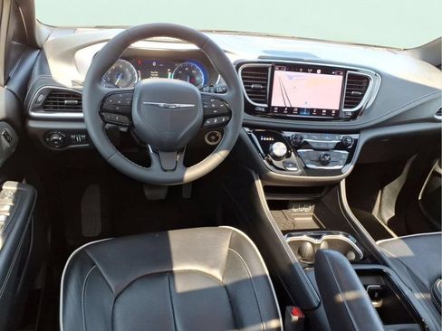 Used 2025 Chrysler Pacifica Limited FWD image 13
