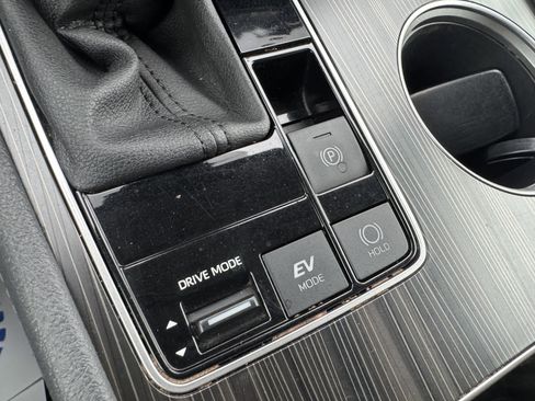 Used 2023 Toyota Sienna Limited image 31