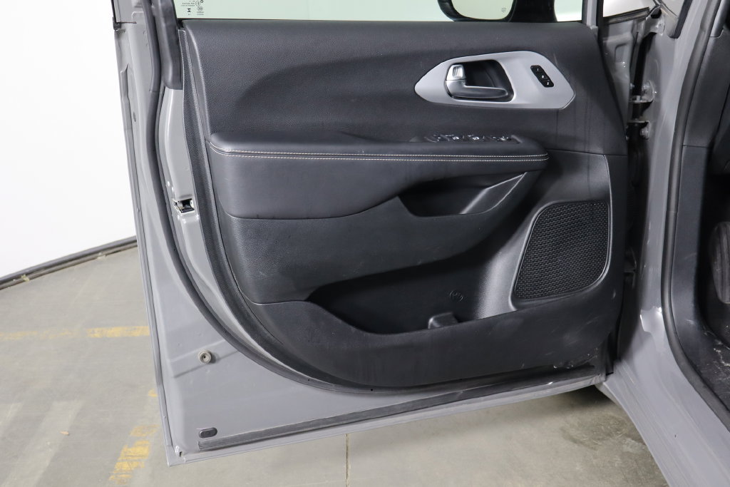 Used 2025 Chrysler Pacifica Limited FWD image 20