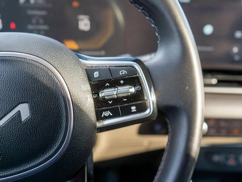 Used 2025 Kia Carnival EX image 35