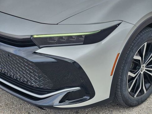 Used 2023 Toyota Crown XLE image 7