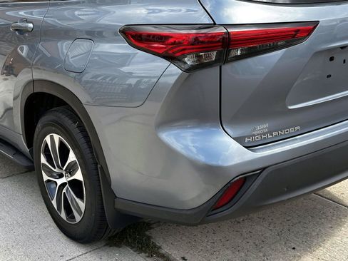 Used 2020 Toyota Highlander XLE AWD/4WD image 11