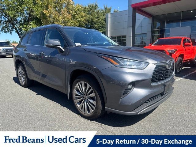 Used 2023 Toyota Highlander Platinum AWD/4WD image 2