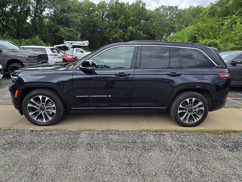 Used 2024 Jeep Grand Cherokee Overland w/ Advanced Protech Group III AWD/4WD image 3