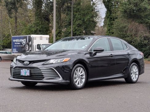 Used 2023 Toyota Camry LE image 9