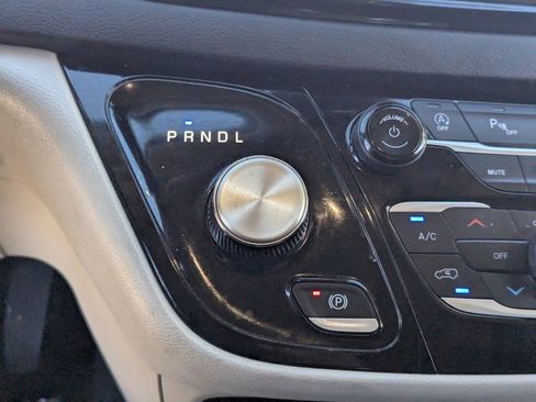 Used 2023 Chrysler Pacifica Touring-L image 22