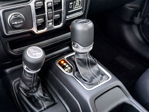 Used 2025 Jeep Gladiator Sport image 25