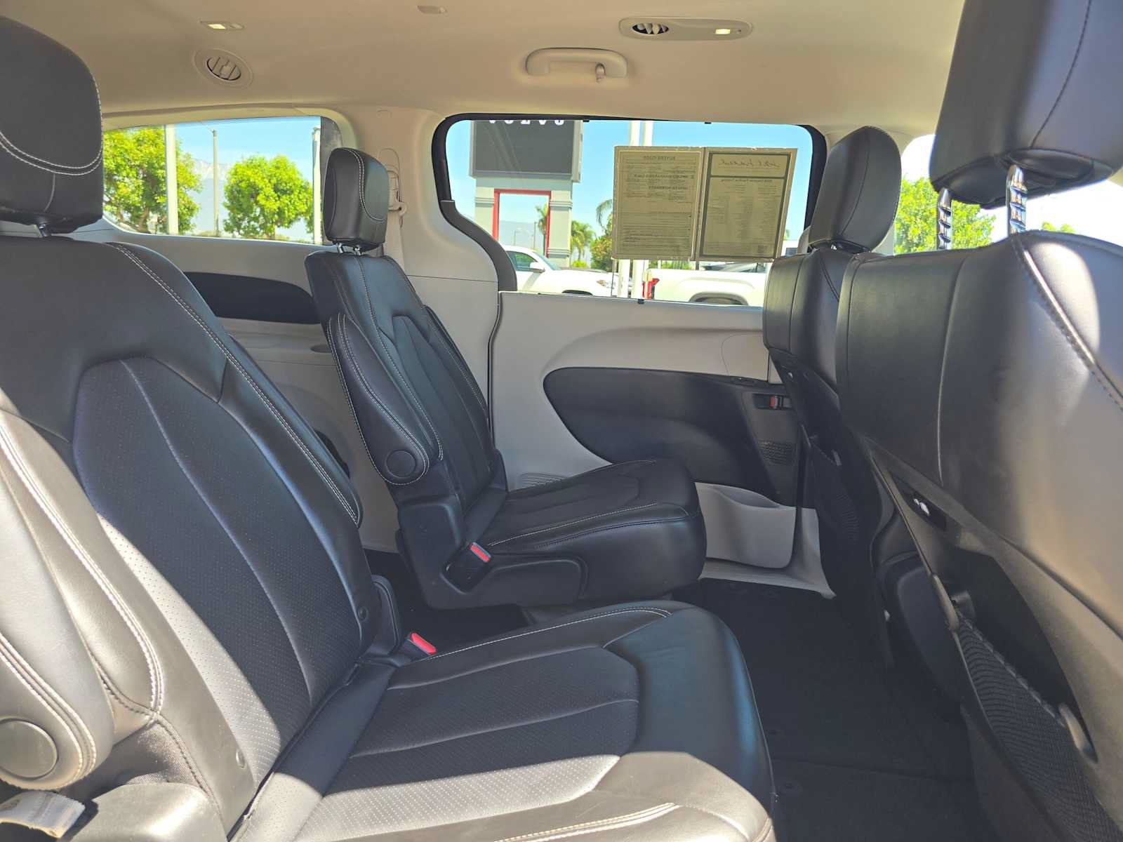 Used 2024 Chrysler Pacifica Touring-L FWD image 12