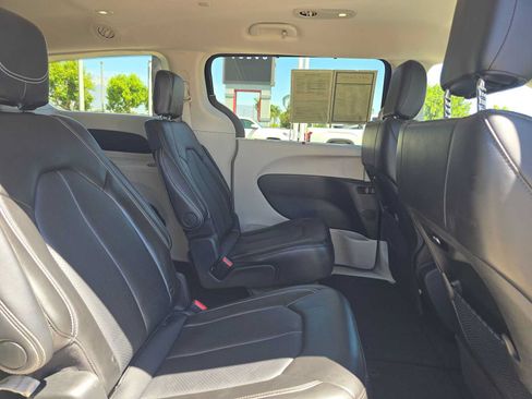 Used 2024 Chrysler Pacifica Touring-L FWD image 12