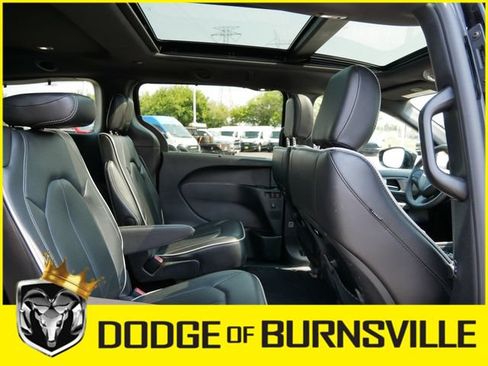 Used 2025 Chrysler Pacifica Limited FWD image 16