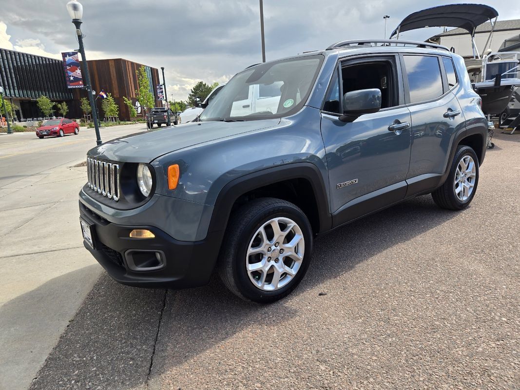 Used 2017 Jeep Renegade Latitude w/ Cold Weather Group AWD/4WD image 4