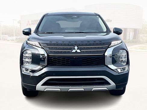 Used 2024 Mitsubishi Outlander SE image 2