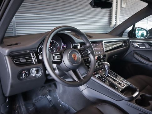 Certified 2026 Porsche Macan AWD/4WD image 4