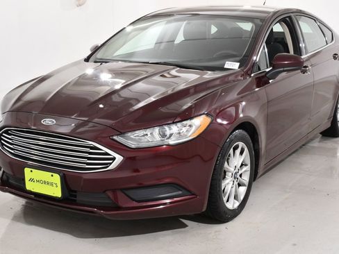 Used 2017 Ford Fusion SE image 2