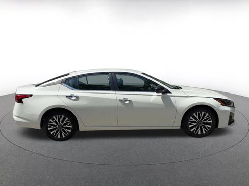 Used 2025 Nissan Altima 2.5 SV FWD image 16