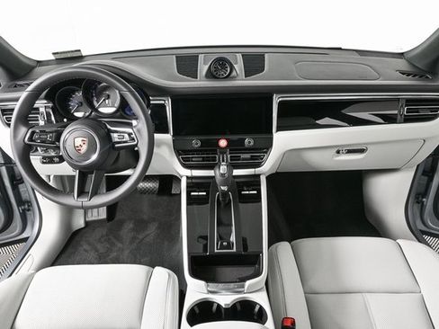 Certified 2025 Porsche Macan image 18