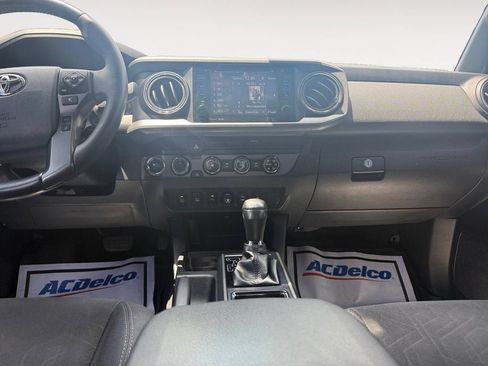 Used 2018 Toyota Tacoma TRD Off-Road w/ Technology Package AWD/4WD image 11