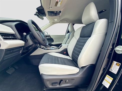 New 2025 Mitsubishi Outlander SE image 22