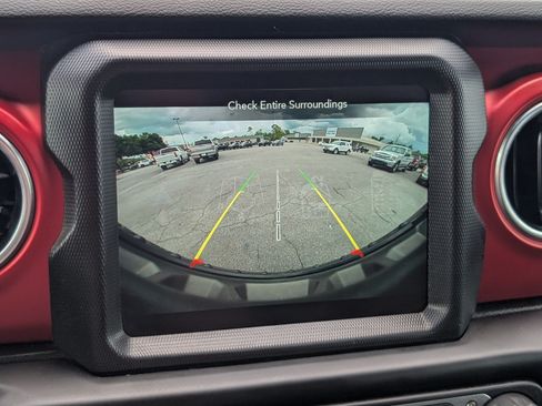 Used 2022 Jeep Wrangler Unlimited Rubicon w/ LED Lighting Group AWD/4WD image 17