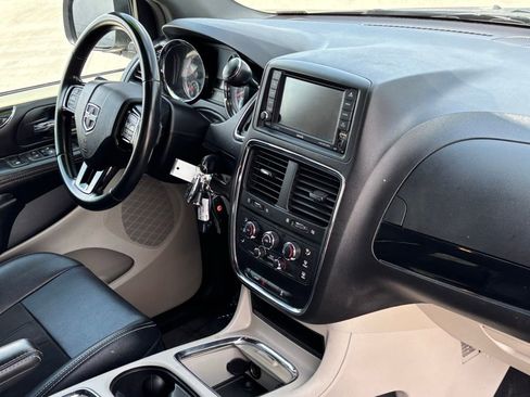 Used 2019 Dodge Grand Caravan SXT image 28