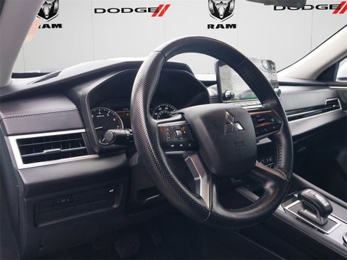 Used 2024 Mitsubishi Outlander SE image 13