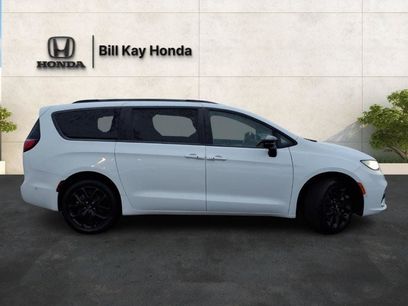 Used 2023 Chrysler Pacifica Limited w/ Uconnect Theater Family Group