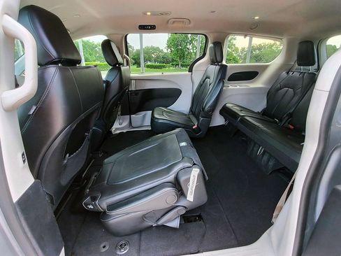 Used 2021 Chrysler Voyager Lxi FWD image 33