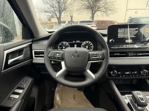 Used 2025 Mitsubishi Outlander SE image 23
