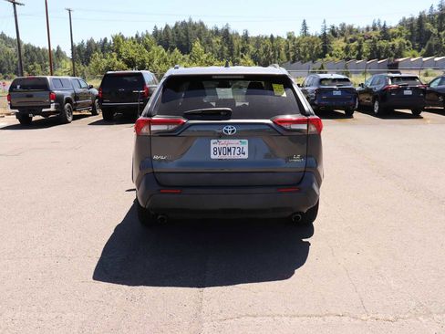 Used 2021 Toyota RAV4 LE AWD/4WD image 6