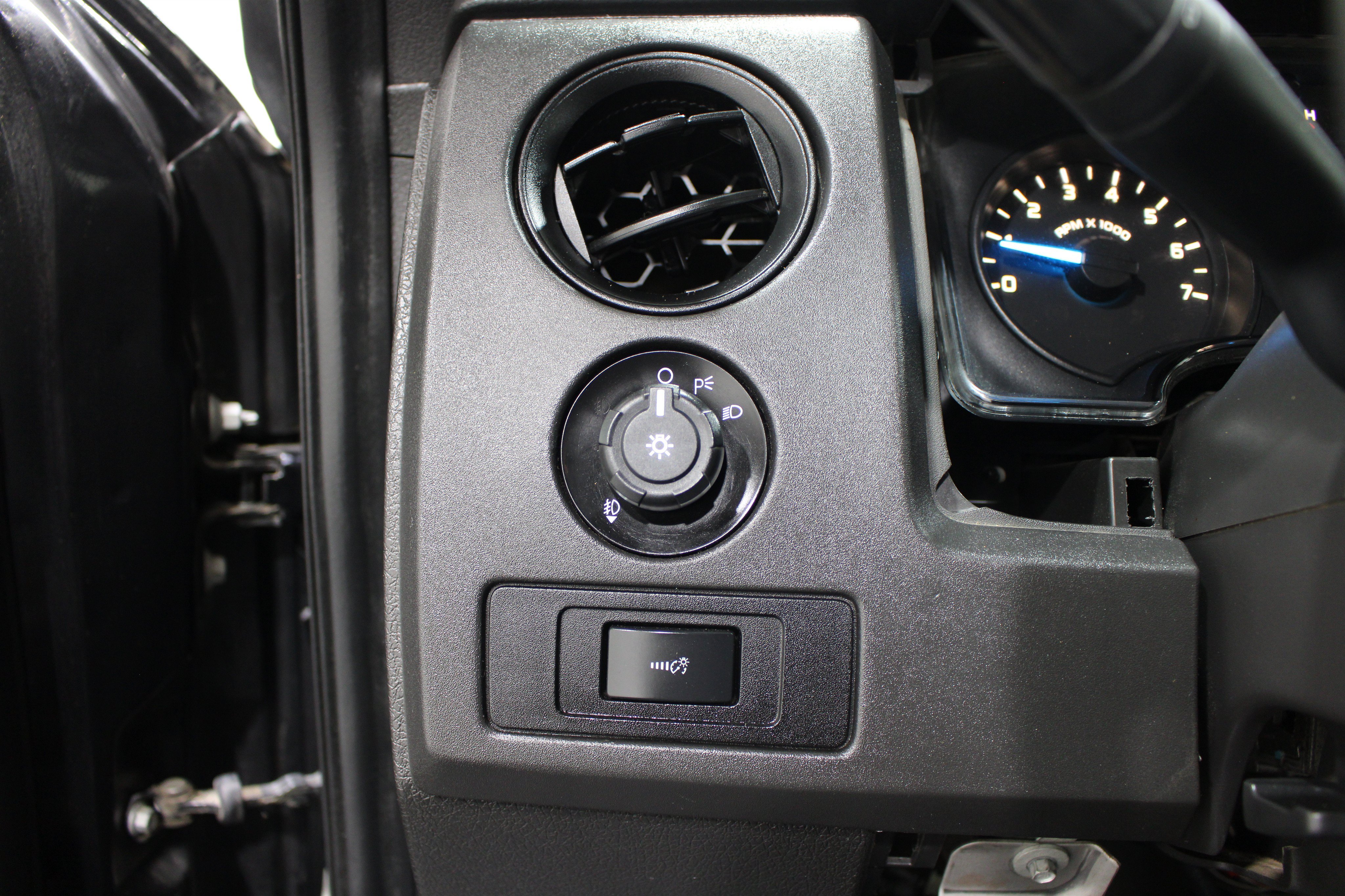 Used 2013 Ford F150 STX w/ Mid Equipment Group AWD/4WD image 8
