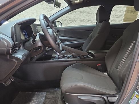 Used 2025 Hyundai Elantra Sport image 9