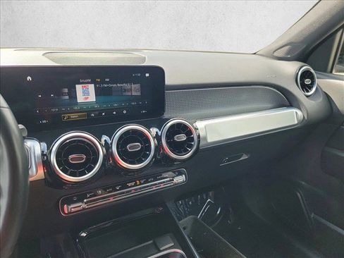Used 2023 Mercedes-Benz GLB 250 4MATIC w/ Premium Package image 22