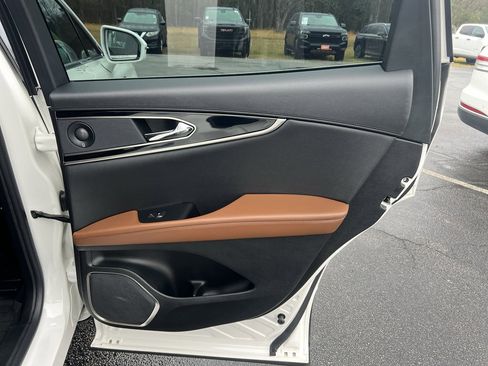 Used 2023 Lincoln Nautilus Reserve w/ Luxury Package image 27