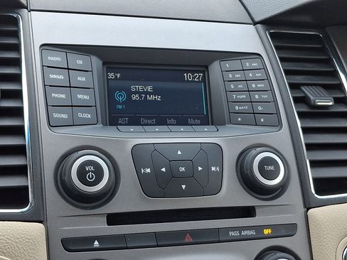 Used 2015 Ford Taurus SE image 17