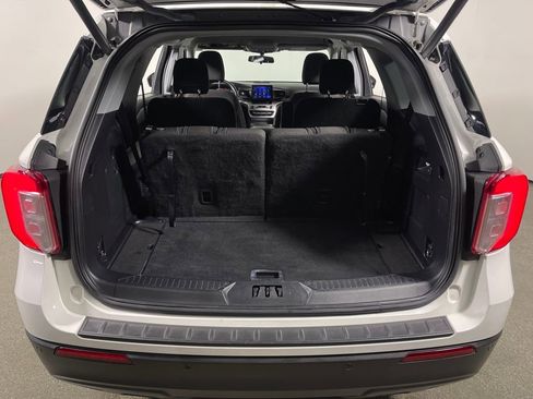 Used 2021 Ford Explorer XLT image 10