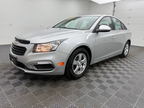Used 2016 Chevrolet Cruze LT FWD image 2