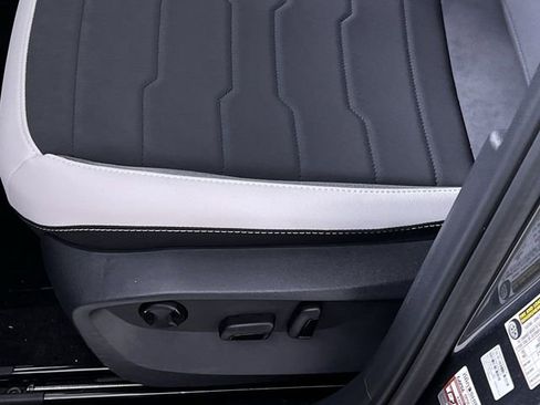 Used 2025 Volkswagen Taos SE image 12