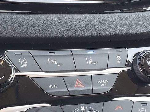 Used 2023 Chrysler Pacifica Touring-L FWD image 19