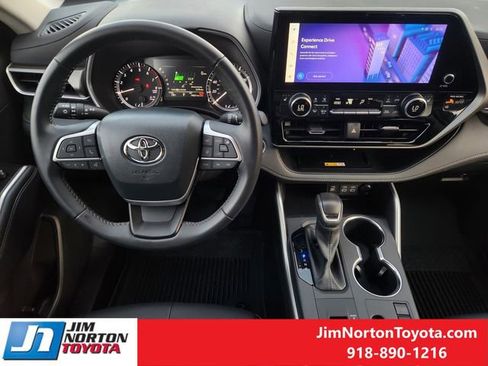 Used 2025 Toyota Highlander XLE FWD image 28