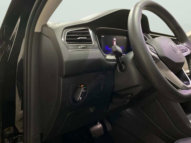 Used 2023 Volkswagen Tiguan SE w/ Panoramic Sunroof Package FWD image 17